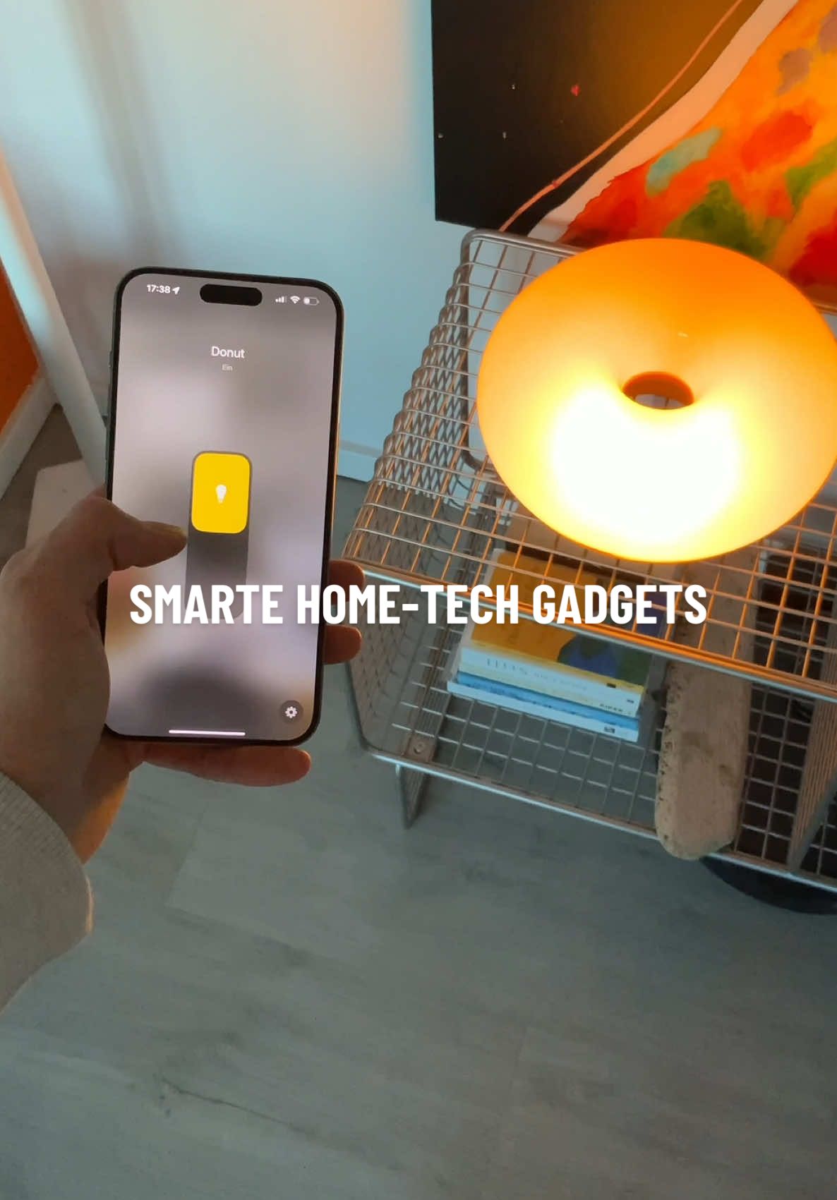 5 smarte Home-Tech-Gadgets, die günstiger sind als du denkst💰  Links dazu sind in meiner Bio🔗 1. Smarte Steckdosen 🔌 Machen jede Lampe oder Kaffeemaschine smart – für mehr Komfort und clevere Automationen am Morgen. 2. Smarte Heizthermostate 🌡️ Erkennen geöffnete Fenster und senken automatisch die Temperatur – spart Energie und Heizkosten. 3. Raumklima-Sensoren 🌬️ Zeigen Temperatur und Luftfeuchtigkeit – ideal, um Schimmel vorzubeugen und für einen besseren Schlaf. 4. Akkulampen 💡 Kabellos, tragbar und cozy – perfekt für Balkon, Garten oder dunkle Ecken ohne Steckdose. 5. Smarte Leuchtmittel 🕹️ Einschrauben, per App verbinden, fertig. Licht per Sprache oder Zeitplan steuern – ich will nie mehr ohne! *unbezahlte Werbung #interior #interiorinspo #interiordesign #homeinspo #inneneinrichtung #einrichtungsideen