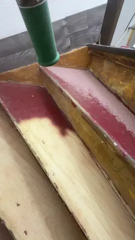 Aus rohem Holz erhebt sich der Weg Holztreppe Sandstrahlen