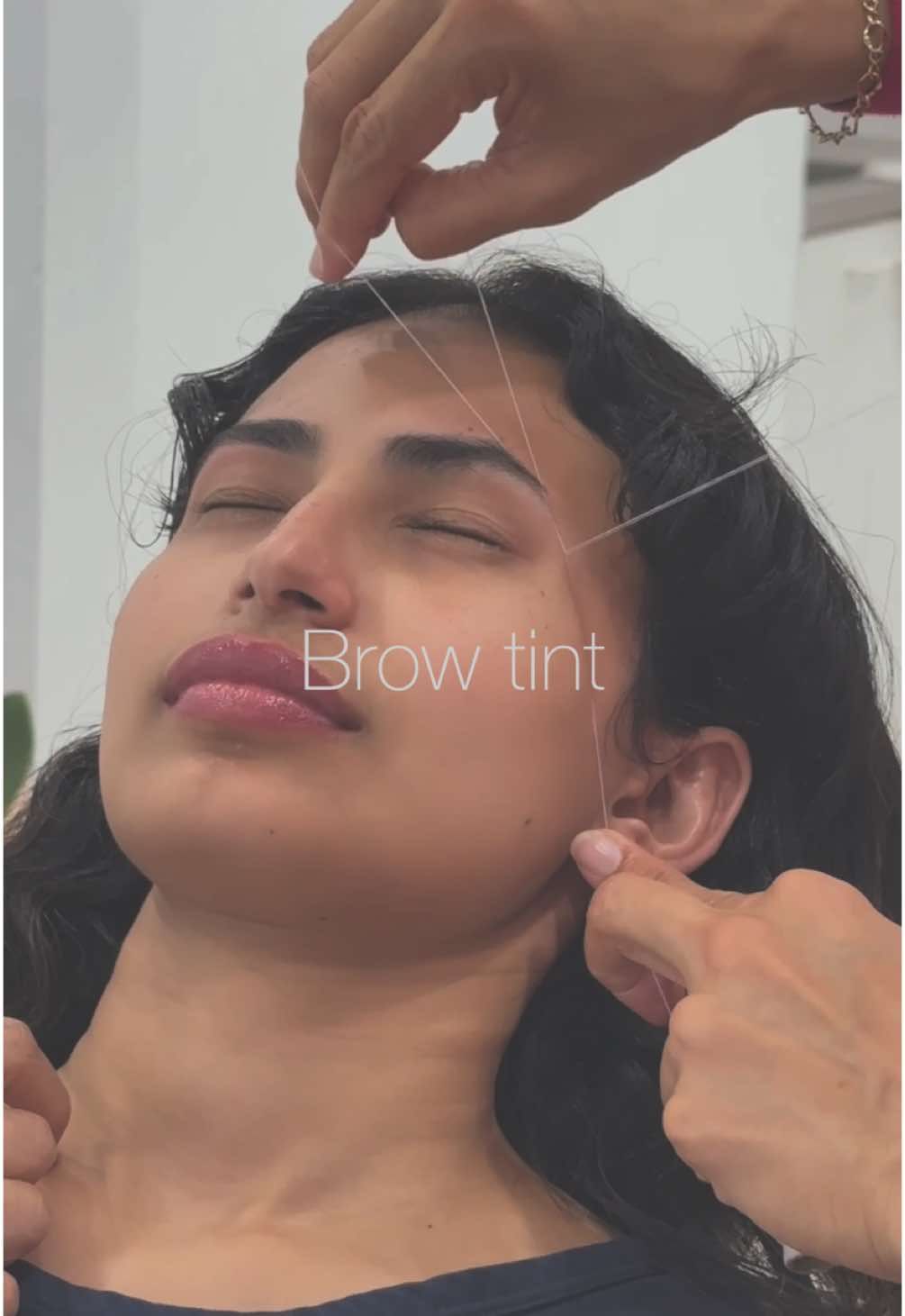 ✨ Perfect brows, perfectly you! ✨ Threading + Tinting = flawless, natural-looking brows that make your eyes pop.  Book your appointment today and glow up your look! 💖 #threading #beauty #eyebrowtinting #browgoals #perfectbrows #threadingeyebrows #brows #mtl #GlowUp #browsonfleek #montréal 