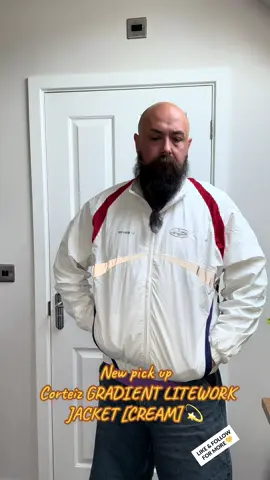 This is such a great colour way in the litework Corteiz jacket 👌🏼 it’s got a away France jersey vibes 🇫🇷  @corteiz  #corteiz #corteizrtw #streetwear #fyp 