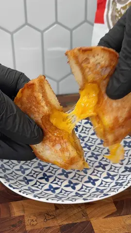 Donut grilled cheese 🧀 #satisfying #tiktokfood #Recipe #nationaldonutday 