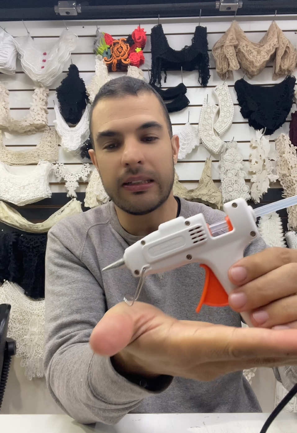 Como usar a pistola de cola quente da maneira correta.  #pistolacolaquente #artesanato #colaquente 
