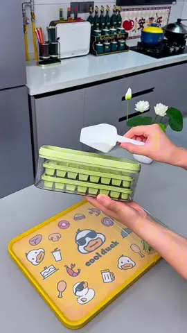 Tìm thấy kho báu! Làm đá thoải mái với khay đá này! Mùa hè làm sao có thể thiếu đồ uống đá được? Nhưng mỗi lần đi mua đá viên, vừa tốn kém lại vừa bất tiện. Cho đến khi tìm thấy khay đá này, tôi thực sự hối hận vì không gặp nó sớm hơn! ♥Siêu đẹp: Màu xanh tươi mát rất dễ chịu khi nhìn, và khi đặt trong bếp rất dễ chịu cho mắt. Và thiết kế hai lớp, vì vậy bạn có thể làm hai viên đá mỗi lần, và quá trình làm đá trở nên thú vị. Làm đá rất dễ: đổ nước vào, sau đó cho vào tủ lạnh để đông. Khay đá được thiết kế dạng lưới, kích thước viên đá vừa phải, dù cho vào cola, nước trái cây hay dùng để pha cocktail đều rất phù hợp!! #hoplamdatulanh #thietthuc #tienich #giadungnhabep #creatorsearchinsight #thietthuc #jizonguyen 