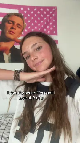 if ur one of my 9 follows here’s a cookie : 🍪 #loveuguys #secretaccount 