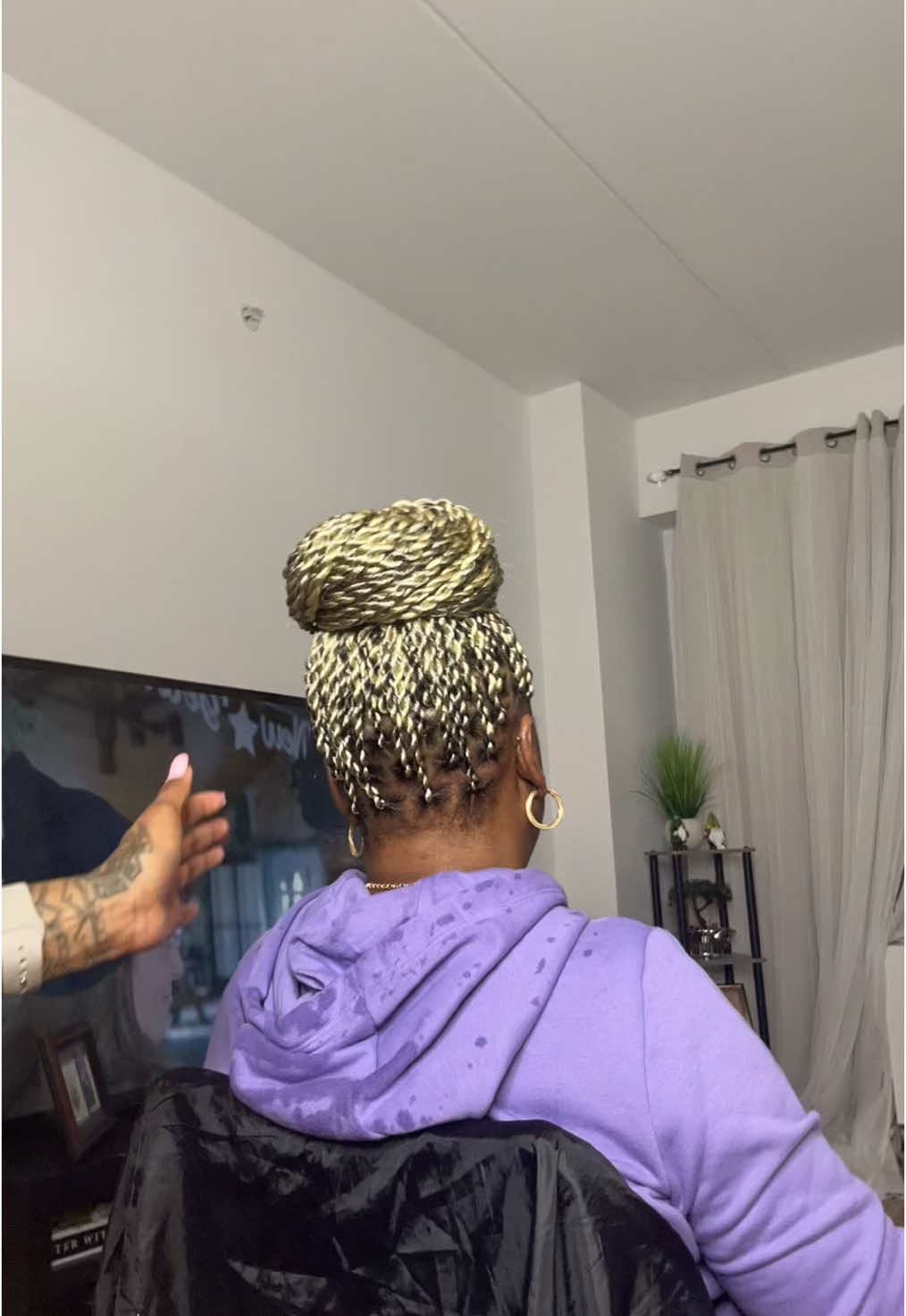 Get in here Besties...  watch me style my client hair in a bun after getting twists braids something simple..  #braidstyles#braids#styles#twistbraids#fypシ゚viral#hairtok#trendingbraids#blondebraids#