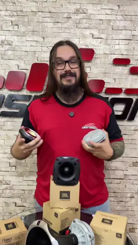 🔥 Tá montando corneteira? A JBL tem o que você precisa! 🔊 Se liga nesses monstros do som que vão elevar seu sistema pro próximo nível: 🎯 D200X JBL ✅ 110W RMS | 107 dB ✅ Diafragma fenólico de alta eficiência ✅ Médias e altas frequências com definição absurda! 🎯 D250X JBL ✅ 100W RMS | 107 dB ✅ Construção robusta + custo-benefício imbatível ✅ Resposta de 400Hz a 9kHz com muita presença! 🎯 Super Tweeter 2T200 JBL ✅ 70W RMS (padrão) / até 100W com crossover ✅ Agudos brilhantes com definição e projeção ✅ Ângulo de cobertura de 40° x 40° — ideal pra alcançar longas distâncias! 💥 Todos com diafragma fenólico e construção resistente, pensados pra desempenho e durabilidade. ⚙️ JBL é qualidade reconhecida e performance garantida! ⠀ 📦 Pronta entrega na OESTESOM 💬 Comente “EU QUERO” que a gente te manda os links com oferta! ⠀ #JBL #Selenium #DriversJBL #TweeterJBL #Corneteira #SomAutomotivo #TrioElétrico #Oestesom #ÁudioAutomotivo #JBLBrasil #AltaPressão #ProjetoDeSom #MontagemDeSom #JBLPower