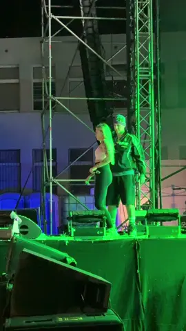 Szpaku na Bachanaliach z fanką Oliwią nawijają😃 #szpaku #zielonagóra #lubuskie #koncert #rap #hiphop #bachanalia #juwenalia