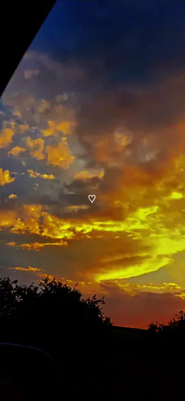 من زمان ماطلعتولي فيديوهاتي اكسبلور🥹 منظر الغروب مع الغيوم بجنن🤍 #fyp #tiktok #foryou #fybシ #explore #عفرين #trending 