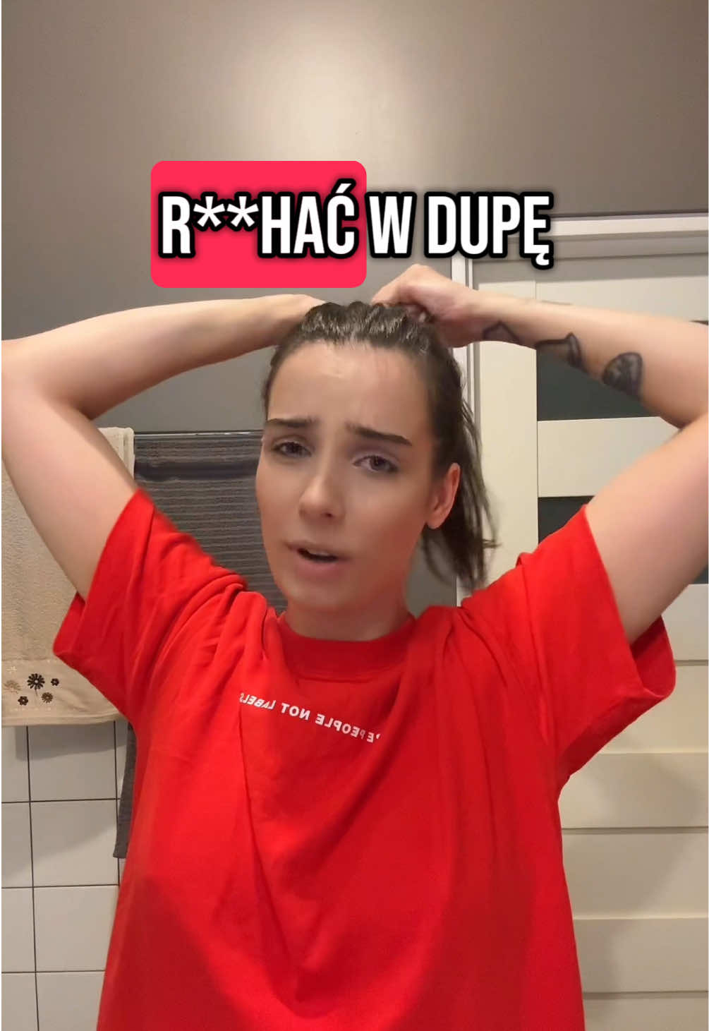 💄 Marki kosmetyczne często wmawiają nam, że mamy potrzeby, których tak naprawdę… wcale nie mamy! 🔍 Czy wiesz, że przeciętna osoba zużywa rocznie około 1000 jednorazowych płatków kosmetycznych?  🗑️ Każdego dnia na świecie produkowanych jest około 1,3 miliarda wacików, które po jednorazowym użyciu trafiają do śmieci.  🌍 Waciki kosmetyczne generują ogromną ilość odpadów. Często składają się z mieszanki bawełny i poliestru, co dodatkowo komplikuje ich rozkład.   ♻️ Zastąpienie ich wielorazowymi alternatywami może znacząco zmniejszyć ilość odpadów trafiających do środowiska.  PS Moja ścierka kosztowała jakieś 20 zł i służy mi już od co najmniej 5 lat, także… no cóż, chyba się opłacało! 😆 #demakijaż #zerowaste #ekologia #pielęgnacja 