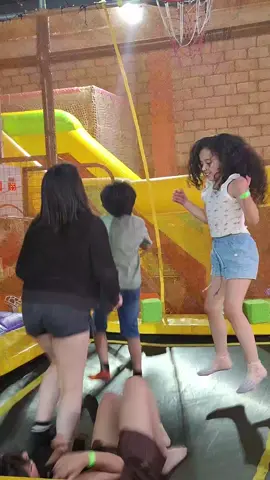 Hermanos no importa la edad que tengas, siempre diviértete como un niño. #hermanos #divertido #juegos #familia #amor 