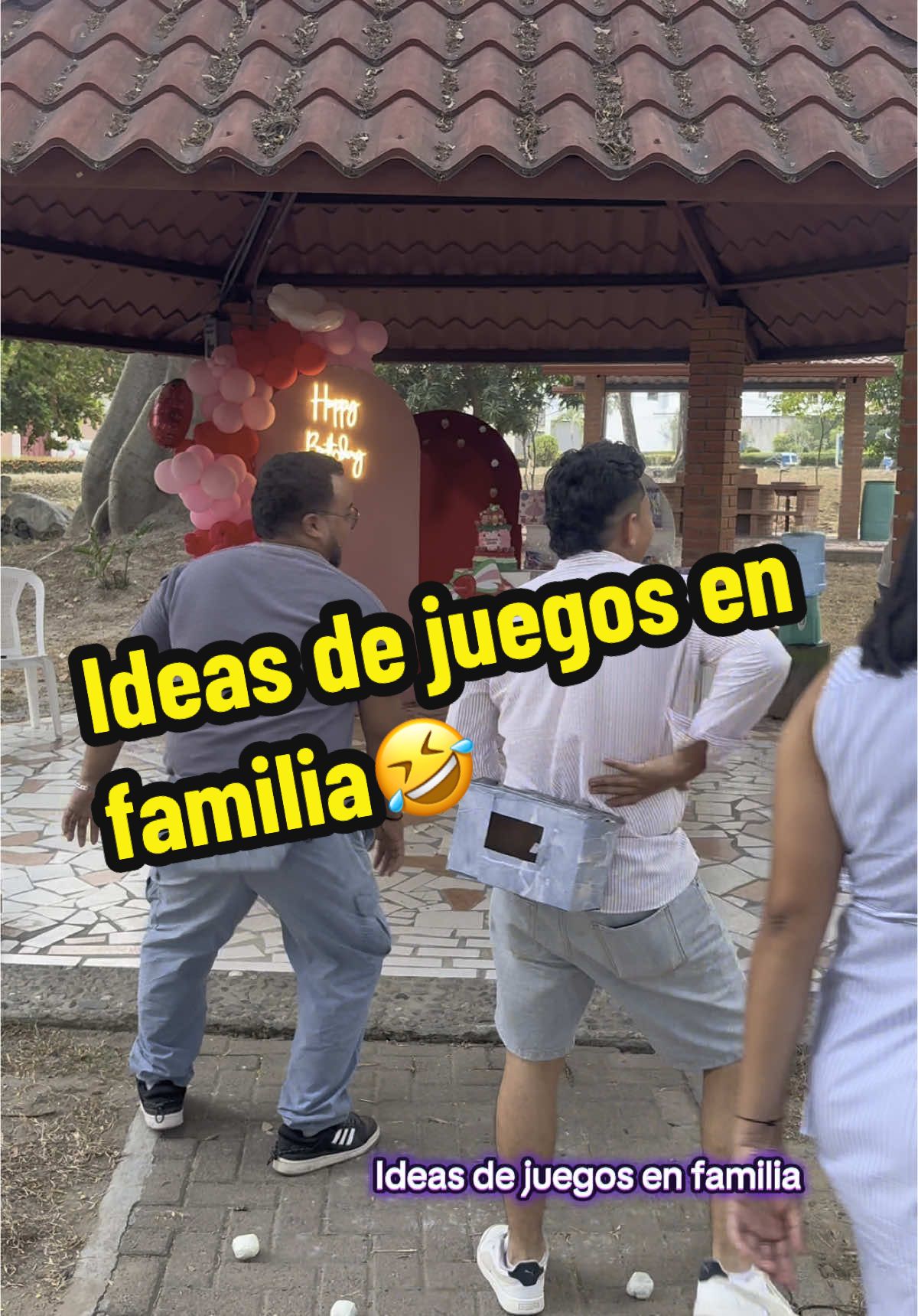 Respuesta a @Joáo Flores  Juego de la caja con pelotas😂 #familytime #familialatina #diversion #juegosenfamilia #juegosdivertidos #latinos 