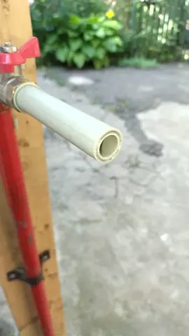 Great DIY idea for securely connecting a hose to a water pipe without fittings. Amazing Homemade tips and tricks. Useful life hacks for home #DIY #tip #tricks #gardening #lifehacks #howtomake #plumbing 
