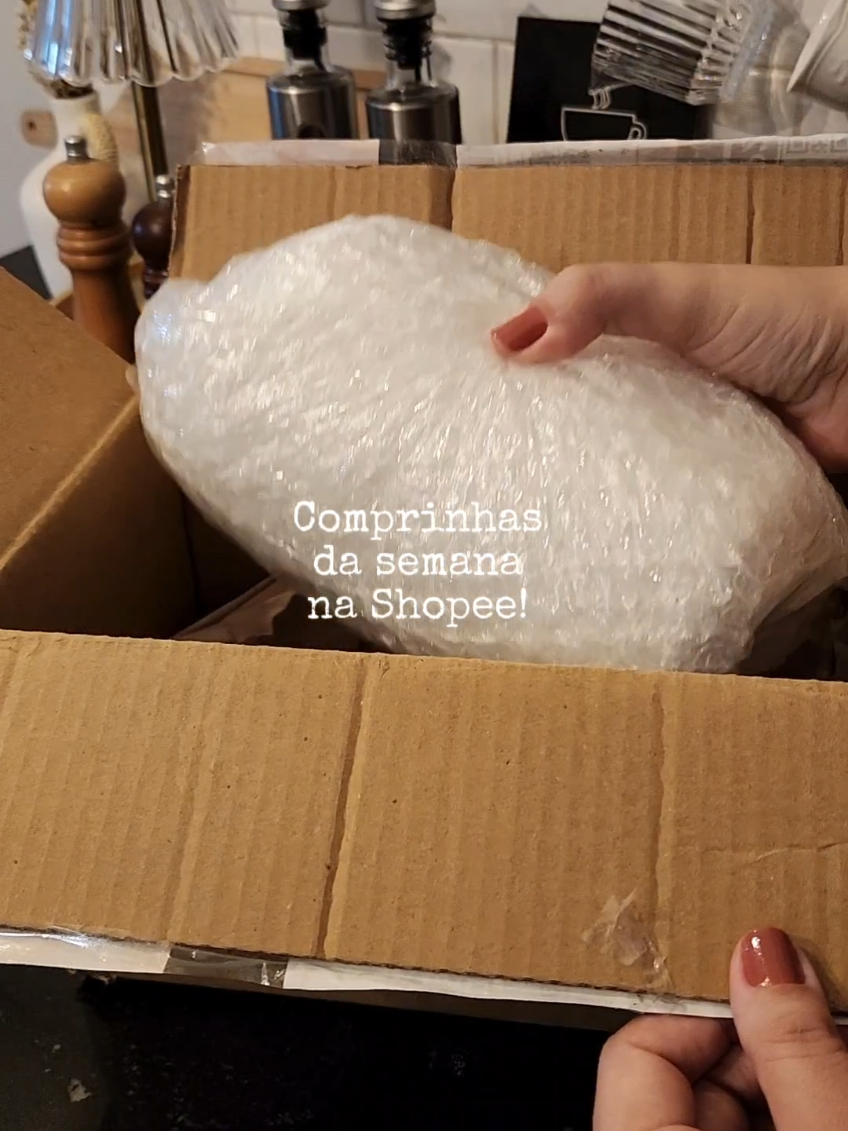 Comprinhas que a gente ama! ❤️  Dessa vez, estou construindo um novo cantinho na minha bancada, o meu tão sonhado  