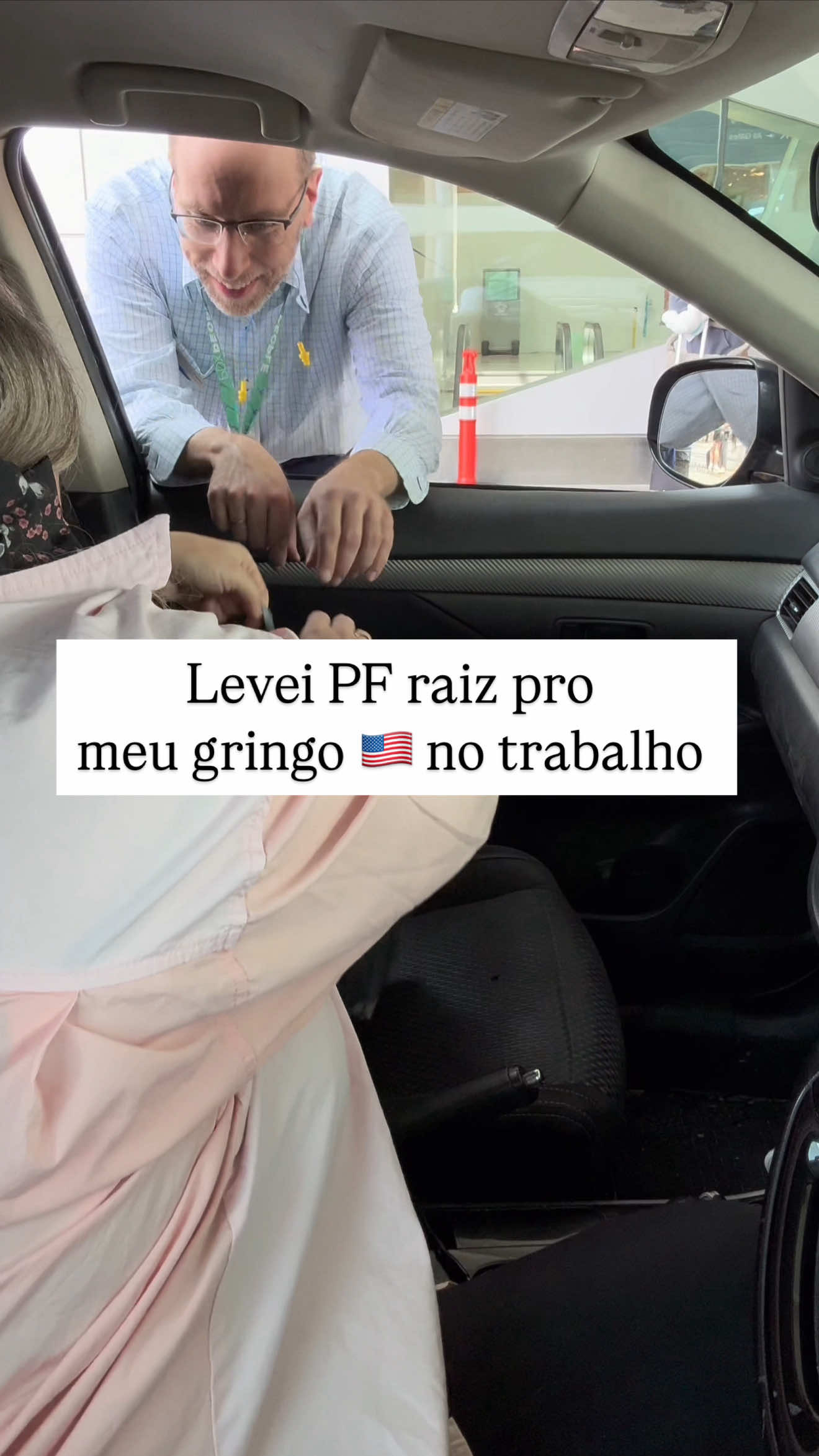 Eu sou mineira e sou casada com um americano🇺🇸, e hoje eu levei pra ele uma marmitinha com nosso famoso PF: arroz, feijão, batata frita, zoião e bife acebolado! Porque mineira que é mineira não deixa o gringo comer qualquer coisa, não! 😂 Curte, comenta e me segue pra mais receitinhas com muito amor e humor! #meumaridogringo #gringo #pfbrasileiro #cozinhamineira #meugringo #vlogusa #foryou #tiktokbrasil #mineiranoseua #receitamineira 