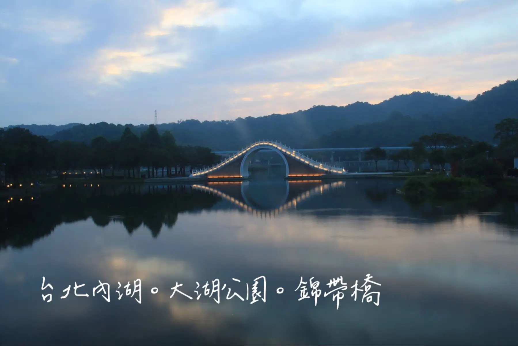 不過人間  海來阿木 詞：海來阿木 曲：海來阿木 編曲：王中易 就算事事都大度寬容 傷害又何曾停止 就算事事都溫柔忍耐 難過又何曾減少 善良的你掏心掏肺 想看你出醜的人卻太多 你自己也不好過 卻要替別人的故事感動 月亮月亮你別睡 迷茫的人他已酒醉 思念的人已經不在 人生不過一堆堆的顧念 月亮月亮你別睡 捱過這段艱難日子 想起來也不過如此 虛偽的酒我再也不接 就算事事都大度寬容 傷害又何曾停止 就算事事都溫柔忍耐 難過又何曾減少 善良的你掏心掏肺 想看你出醜的人卻太多 你自己也不好過 卻要替別人的故事感動 月亮月亮你別睡 迷茫的人他已酒醉 思念的人已經不在 人生不過一堆堆的顧念 月亮月亮你別睡 捱過這段艱難日子 想起來也不過如此 虛偽的酒我再也不接 月亮月亮你別睡 迷茫的人他已酒醉 思念的人已經不在 人生不過一堆堆的顧念 月亮月亮你別睡 捱過這段艱難日子 想起來也不過如此 虛偽的酒我再也不接 想起來也不過如此 虛偽的酒我再也不接 英文歌詞 But the world Hai Lai Amu Lyrics: Hai Lai Amu Music: Hai Lai Amu Arrangement: Wang Zhongyi Even if you are generous and tolerant in everything, the hurt will never stop Even if you are gentle and tolerant in everything, the sadness will never decrease You are kind and open-hearted, but there are too many people who want to see you make a fool of yourself You are not having a good time yourself, but you are moved by other people's stories Moon, moon, don't sleep The confused person is drunk The person you miss is no longer here Life is just a pile of cares Moon, moon, don't sleep After going through this difficult time, it's just like this when I think about it I will never accept hypocritical wine again Even if you are generous and tolerant in everything, the hurt will never stop Even if you are gentle and tolerant in everything, the sadness will How has it ever decreased? You are kind and open-hearted. There are too many people who want to see you make a fool of yourself. You are not having a good time either. But you are moved by other people's stories. Moon, moon, don't sleep. The confused person is already drunk. The person you miss is no longer here. Life is nothing but a pile of thoughts. Moon, moon, don't sleep. After this difficult time, it's nothing but this when I think about it. I will never accept any hypocritical wine again. Moon, moon, don't sleep. The confused person is already drunk. The person you miss is no longer here. Life is nothing but a pile of thoughts. Moon, moon, don't sleep. After this difficult time, it's nothing but this when I think about it. I will never accept any hypocritical wine again. It's nothing but this when I think about it. I will never accept any hypocritical wine again. 印尼文歌詞 Namun dunia Hai Lai Amu Lirik: Hai Lai Amu Musik: Hai Lai Amu Aransemen: Wang Zhongyi Sekalipun kau murah hati dan toleran dalam segala hal, rasa sakit takkan pernah berhenti Sekalipun kau lembut dan toleran dalam segala hal, kesedihan takkan pernah berkurang Kau baik hati dan berhati terbuka, tetapi terlalu banyak orang yang ingin melihatmu mempermalukan diri sendiri Kau sendiri tidak bersenang-senang, tetapi kau tersentuh oleh cerita orang lain Bulan, bulan, jangan tidur Orang yang bingung itu mabuk Orang yang kau rindukan sudah tiada Hidup hanyalah setumpuk kekhawatiran Bulan, bulan, jangan tidur Setelah melalui masa sulit ini, begitulah yang kurasakan saat memikirkannya Aku takkan pernah menerima anggur munafik lagi Sekalipun kau murah hati dan toleran dalam segala hal, rasa sakit takkan pernah berhenti Sekalipun kau lembut dan toleran dalam segala hal, kesedihan takkan pernah berkurang Bagaimana itu pernah berkurang? Kamu baik dan berhati terbuka. Ada terlalu banyak orang yang ingin melihatmu mempermalukan dirimu sendiri. Kamu juga tidak bersenang-senang. Tapi kamu tersentuh oleh cerita orang lain. Bulan, bulan, jangan tidur. Orang yang bingung itu sudah mabuk. Orang yang kamu rindukan sudah tidak ada lagi di sini. Hidup hanyalah tumpukan pikiran. Bulan, bulan, jangan tidur. Setelah masa sulit ini, tidak ada apa-apa selain ini ketika aku memikirkannya. Aku tidak akan pernah menerima anggur munafik lagi. Bulan, bulan, jangan tidur. Orang yang bingung itu sudah mabuk. Orang yang kamu rindukan sudah tidak ada lagi di sini. Hidup hanyalah tumpukan pikiran. Bulan, bulan, jangan tidur. Setelah masa sulit ini, tidak ada apa-apa selain ini ketika aku memikirkannya. Aku tidak akan pernah menerima anggur munafik lagi. Bulan, bulan, jangan tidur. Orang yang bingung itu sudah mabuk. Orang yang kamu rindukan sudah tidak ada lagi di sini. Hidup hanyalah tumpukan pikiran. Bulan, bulan, jangan tidur.