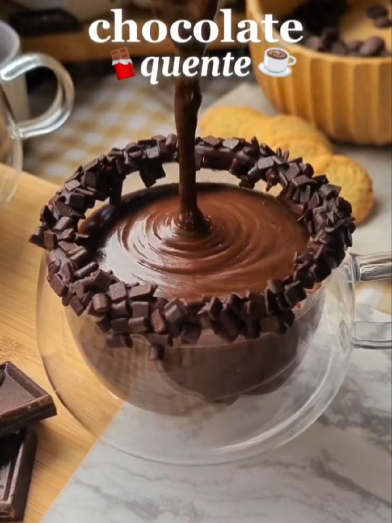 Chocolate quente bem cremoso para aquecer nos dias frios 🍫☕️✨️ Ingredientes: • 100g de creme de leite  • 20g de cacau em pó ou achocolatado  • 500 ml de leite • 120g de chocolate amargo (em barra ou em gotas) • Canela e cravo a gosto  Obs: Se você prefere um chocolate mais líquido, é só tirar a panela do fogo assim que a mistura ferver. Se preferir bem cremoso, como eu, mexa por mais uns 4 minutos em fogo baixo. #receitas #chocolatequente #chocolatequentecremoso #chocolatequentesemmaizena #chocolate #inverno #frio #doces #hotcocoa  #receitasimples #receitafacil #receitarapida #hotchocolate  #tiktokrecipe  #fyyyyyyyyyyyyyyyy #fyp 