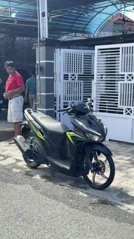 👨🏻:ganteng motor mu lee ekspresi ku😁😁#fypage #trend #fyp #styelvietnam🇻🇳 #vario #R17  