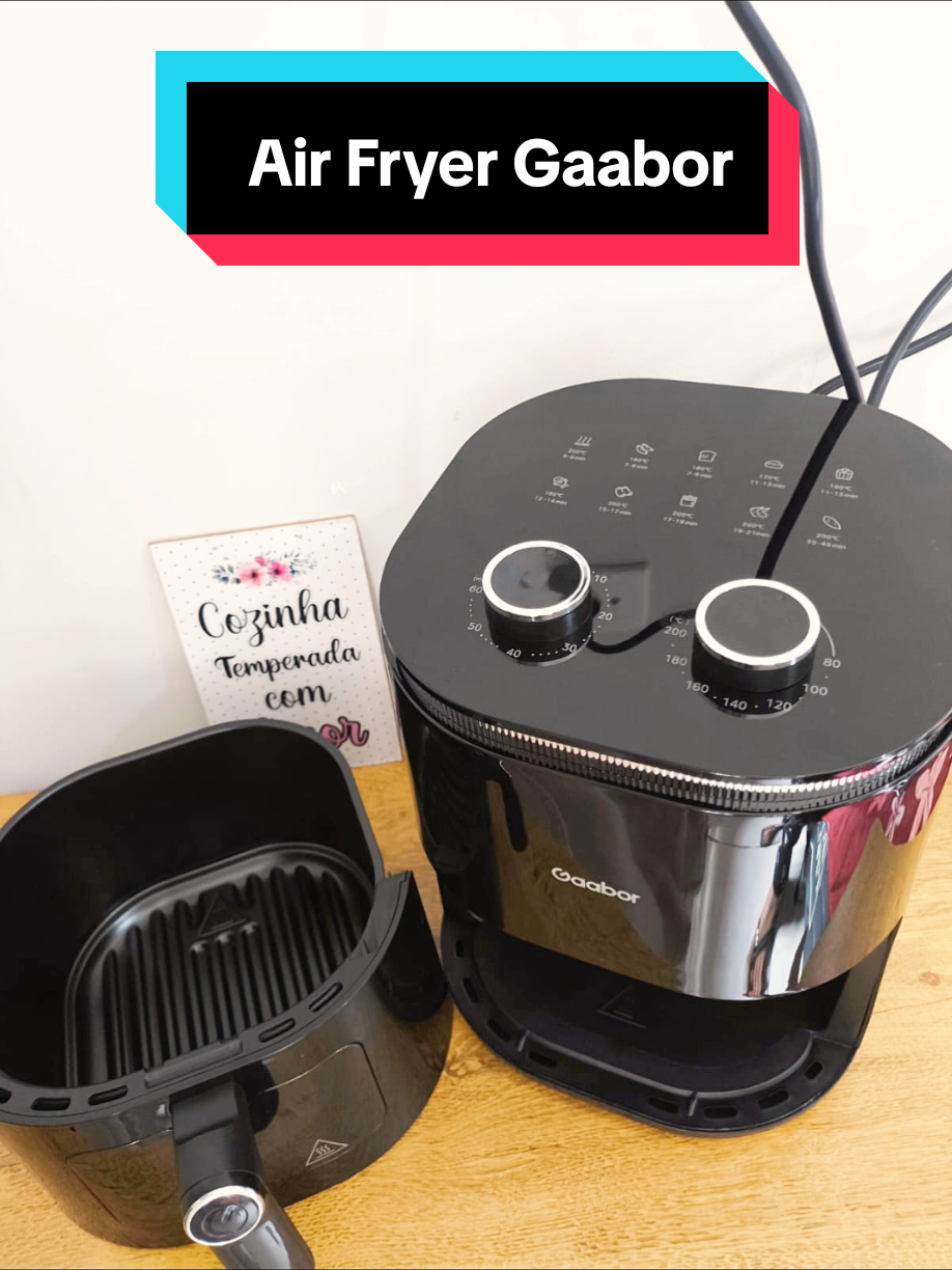 🍽️ Sabe o que é praticidade de verdade? É chegar em casa cansado abrir a gaveta da Air Fryer Gaabor 4,2 Litros jogar umas batatinhas ou aquele frango congelado mesmo e em poucos minutos comida pronta crocante e sem uma gota de óleo 😍 Nada de panela suja gordura espalhada ou ficar preso no fogão Com essa belezinha aqui você faz tudo rapidinho ✅ Batata frita crocante ✅ Frango sequinho ✅ Legumes assados E o melhor só apertar o botão e deixar ela fazer o trabalho Dá tempo até de assistir um episódio da sua série enquanto o jantar se prepara sozinho! 🍿📺 Se praticidade tem nome é Air Fryer Gaabor E com esse precinho promocional só não leva quem ainda gosta de lavar louça! 😂 #tiktokshopchegou #TikTokShopChegou #compras #Gaabor @Achadinhos do Tik Tok shop 