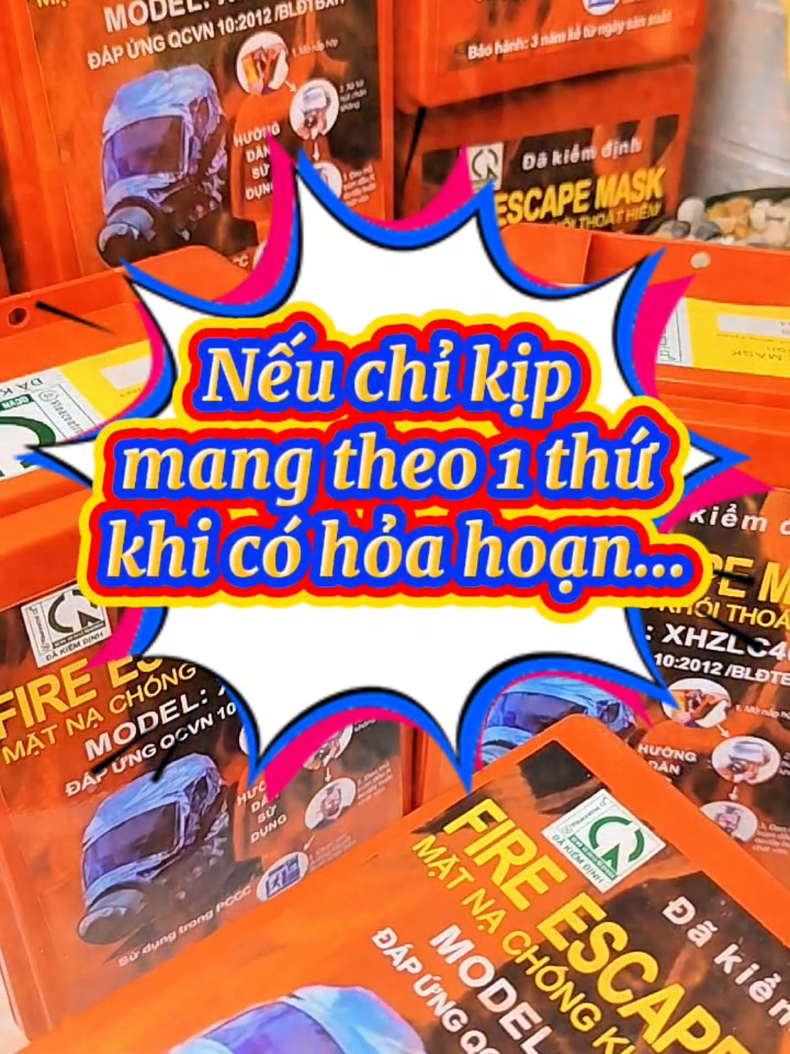 🔥 Đừng chờ có sự cố mới nghĩ đến an toàn! Mặt nạ thoát hiểm XHZCL40 giúp bạn và người thân bảo vệ hệ hô hấp khi xảy ra cháy nổ – chống khói, chống khí độc trong suốt 40 phút! Dù là người lớn hay trẻ nhỏ đều dùng được, đơn giản – gọn nhẹ – cực kỳ cần thiết trong mỗi gia đình! 🛒 Em có để sẵn giỏ hàng ở góc trái video, mấy anh chị tranh thủ mua liền 1–2 cái để sẵn ở nhà, phòng khi cần còn kịp xoay trở nha! #ThietBiPhongChay #PCCC  #MatNaXHZCL40 #MatNaChongKhoiDoc #matnathoathiem #review 