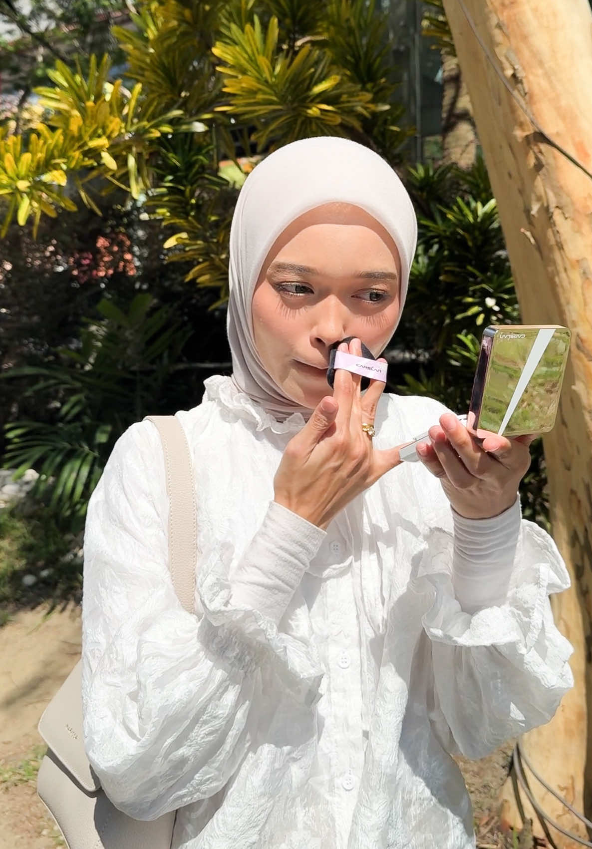 The easiest way to #reapplysunscreen tanpa buat mekap bercapuk 💯 Insya-Allah, semoga dapat membantu serba sedikit buat sis @iamnadiaa 🥹🤍 #makeup #makeuphacks #sunscreen #basemakeup #oilcontrol #CARSLAN #CarslanCrushBrandDay #CarslanSummerMakeup @Carslanmy 