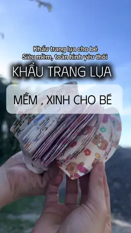 Khẩu trang lụa xinh là con chịu đeo liền mấy bà, nắng đeo chống nắng chống bụi, dịch đeo chống dịch nha #khautrangchobe #khautrangluachobe #mevabe #giadinhbongbot 