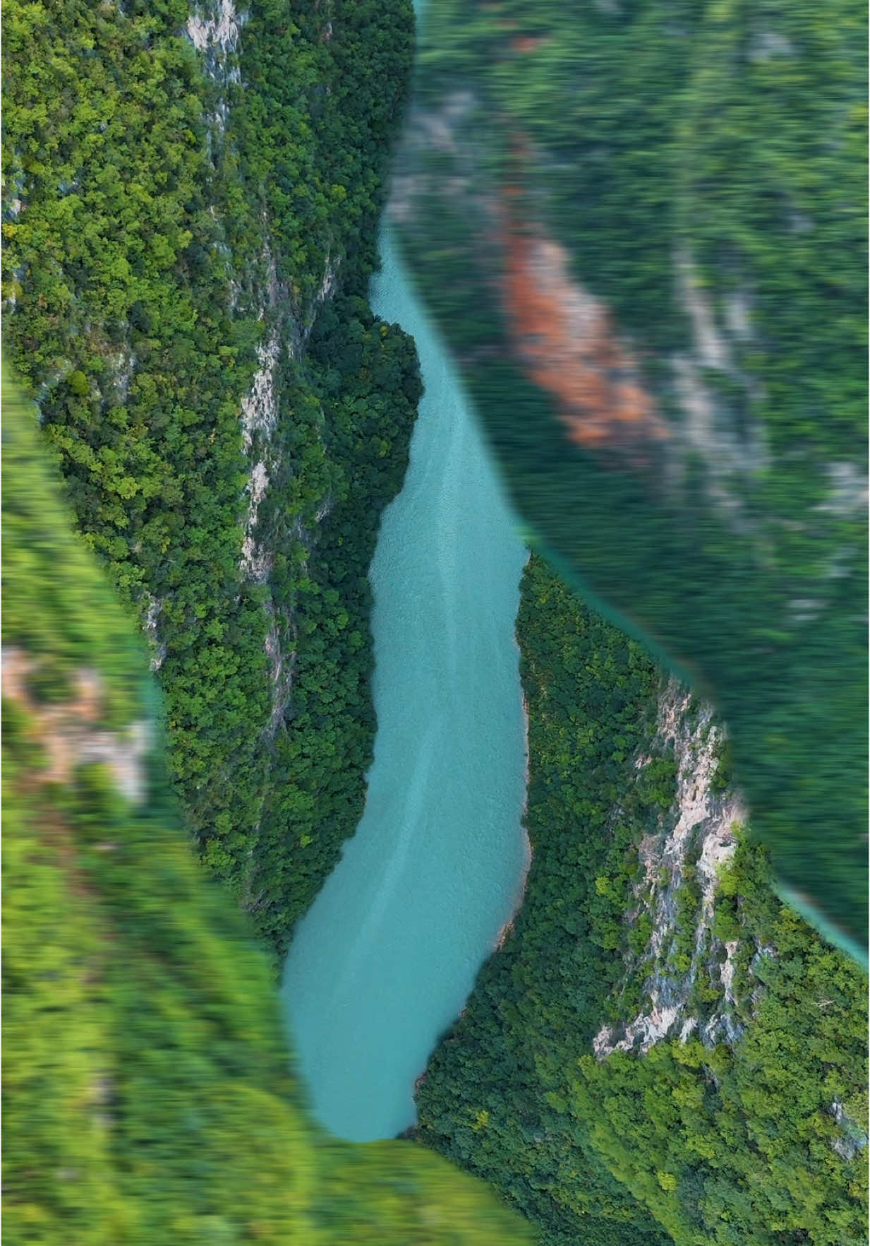 Carved by time, the Nho Que River winds like a jade ribbon through the heart of Ha Giang – one of the most iconic landscapes in Vietnam. 🌿 Flowing at the foot of Ma Pi Leng Pass, Song Nho Que is not just breathtaking - it’s a national symbol of resilience and natural beauty. Once nearly inaccessible, this turquoise river now draws travelers seeking the most majestic views in the north. 🚣‍♂️ You can take a boat through the deep Tu San Canyon, Vietnam’s deepest gorge - where cliffs rise up to 800 meters on either side. 📍 Ha Giang is wild, winding, and unforgettable - and this river is its soul. #HaGiang #NhoQue #hagiangloop #dulichvietnam #dronevideo #flycamvietnam #masktransition 