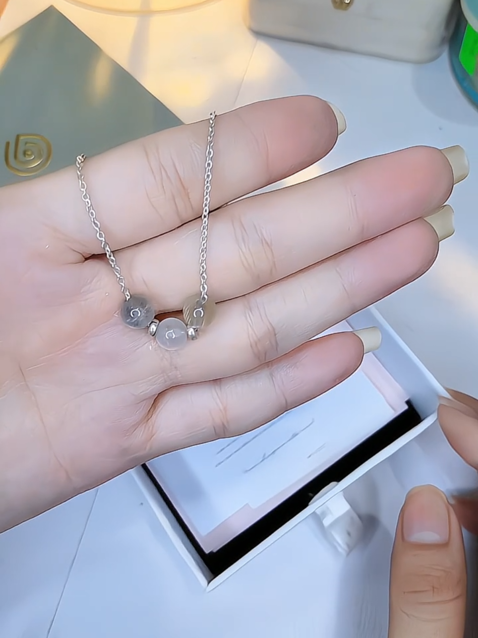 Không phải thần kỳ đâu, nhưng mỗi khi đeo dây này lại thấy: 📚 tập trung học hơn chút 💌 chuyện tình cảm cũng dịu dàng hơn 💰 ví chưa dày hơn nhưng tâm thì nhẹ hơn 😄##Liugems #TrangSucPhongThuy #DayChuyenNangLuong #Bac925ChinhHang #DayChuyen5Menh #QuaTangYNgia #TrangSucNangLuong #AccessoryTikTok #JewelryVietnam #PhongThuyChoNang #xuhuong #thinhhanh #viral #yleereview 