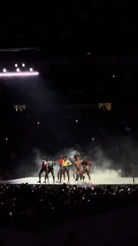 Kendrick & SZA take over Chi town! 🖤 #chicagotiktok #szaconcert #sza #kendricklamar #notlikeus #luther #traveltiktok #fypシ゚viral #soldierfieldstadium #soldierfield #grandnationaltour2025 #losangeles #comptoncalifornia #trend #concerts #summervibes #summernights #chicagocheck 