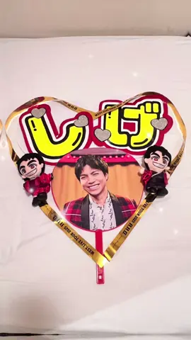 実はA.H.O新潟公演、入ってました。 感想としては、楽しかったし、相変わらず面白かった。神ちゃんもうちわに反応してくれたし、凄くWEST.らしいライブで良かったと思う。 けど、Aぇ! groupでしか満足出来ないD.N.Aを組み込まれてしまったせいで、満足出来たかと聞かれると、出来てないって答える自信しかありません…。ほんとにごめん。こうなると、どんなに面白くて楽しくても、毎回不完全燃焼になっちゃうから当分はWEST.離れようかなと…。とはいえ、フェスは他のアーティストさんも出ると思うから行きたいなと思ってます。←ワガママww このD.N.Aを組み込まれてから、えいとの現場ないから、ちょっと次が怖いですよね…。笑 横山くんのソロコン大丈夫かな…。 ほんと何してくれてんだ、あの5人。笑 実験成功が検証されてびっくりだよ。笑 絶対国立行かな、許さんぞ。笑 という、ジャス民としてはちょっと寂しい現場でした。 (Aぇ担としてはめちゃくちゃおもろい検証だった。) また私の気持ちが戻ったら会いに行くね🥺 #west #westlivetour2025aho #新潟 #朱鷺メッセ新潟コンベンションセンター #aぇgroupでしか満足出来ないdna #dna実験成功  担降りまではしないです。別に嫌いじゃないんで。笑 ライブに行くのを控えようって話。 その結果が担降りになるかもしれないけど。その時はその時。