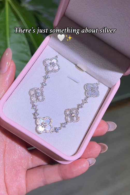 Silver cleef bracelet🥹#fyp #aesthetic #trending #fashion #luxuryjewelry #luxury #tiktokmademebuyit #bracelet #bracelets #vancleef #silverjewelry #silverbracelet #vancleefarpels 