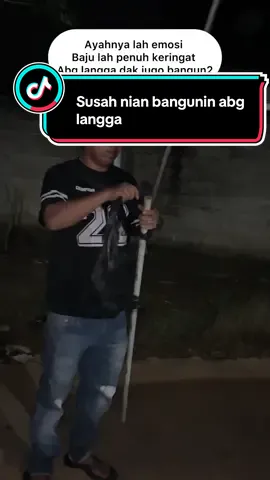 Jadi ceritanya ini kejadian  tadi malam pulang dri salon WAJIB TONTON SAMPAI HABIS,,, saya lupa kunci pintu dri luar,,, jadi abang langga yg kunci dari dlam aja,,, pas kami balek e ternyata dia udah tidur dan susah sekali di bangunin,,,, liat deh sampai selesai , ayahnya sampai 3mosi #kocak #videoviral #videolucu #Vlog #adayinmylife 