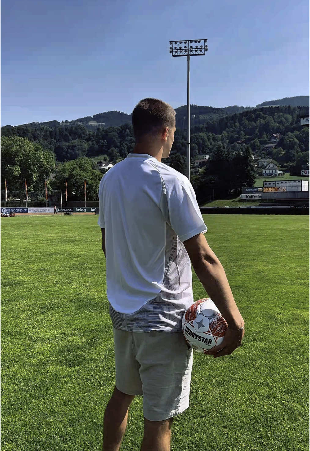 Transfernews! 👏🏻 Die Wölfe reagieren auf den Abgang von Adis Jasic und verpflichten den 22-jährigen Rechtsverteidiger Fabian Wohlmuth. ☝🏻💯 Herzlich Willkommen im Wolfsrudel, Fabian! ✨ Alle Infos findet ihr jetzt auf unserer Homepage! 🙌🏻 #wolfsrudel #immerweiter 