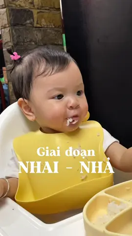 Replying to @Mẹ Bỉm Review cóo ạ, giai đoạn nhai nhả trong ăn dặm tự chỉ huy là một trong những thử thách mà đa số mẹ bỉm phải vượt qua 😂😂😂  Bé Lài nhai - nhả liên tục 1 tháng rưỡi, có lúc mình tự hỏi, ủa vậy là có ăn gì chưa ta 😂, tới giờ ăn trộm vía hơn nhưng vẫn nhả chút chút.  Cách mình vượt qua:  - Giãn bữa ăn, để con đói - Đa dạng món ăn và thay đổi kết cấu món ăn - Linh hoạt thay đổi phương pháp ăn dặm: tự chỉ huy, truyền thống, kiểu Nhật...  - Giữ kỉ luật bàn ăn mà bạn và bé đã giao kèo từ đầu - Kiên nhẫn  Bạn ko cô đơn, chúng mình có nhau 🥰😊✨ #andamblw #longervideos #jasminchiuchiu 