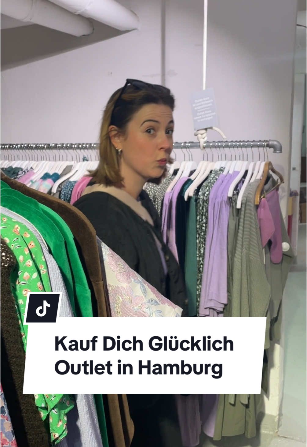 Wir lieben das @kaufdichgluecklich-Outlet! Gehört auf jeden Fall auf die Shoppingliste aller Sparfüchse 🦊🛍️🌟 Kennt ihr noch mehr tolle Outlets in Hamburg, die wir auschecken sollen? 📍Bartelsstraße 55, 20357 Hamburg 💰Teile zwischen 30-70 Prozent reduziert | Umtausch nicht möglich! - #hh #hamburg #hamburgtipps #outlet #sale #outlethamburg #versteckteorte #kaufdichglücklich #hamburgmeineperle