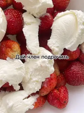 Ледовое побоище, также известное как битва на Чудском озере, произошло 5 апреля 1242 года между войском Новгородской республики под предводительством князя Александра Невского и войском Ливонского ордена. Это была важная битва в истории Руси, имевшая большое значение для сохранения независимости русских земель. Предыстория: К началу XIII века Ливонский орден, состоявший из немецких рыцарей-крестоносцев, начал активно продвигаться на восток, захватывая земли балтийских народов и угрожая русским территориям. Орден ставил своей целью распространение католичества и подчинение русских земель. В 1240 году рыцари захватили Псков, а также совершали набеги на новгородские земли. Ход битвы: Александр Невский, понимая серьезность угрозы, собрал войско и двинулся навстречу крестоносцам. Он выбрал для сражения место на льду Чудского озера, недалеко от Вороньего камня. •  Построение сторон: Русские войска заняли выгодную позицию на берегу, ожидая подхода рыцарей. Рыцари выстроились клином, так называемой 