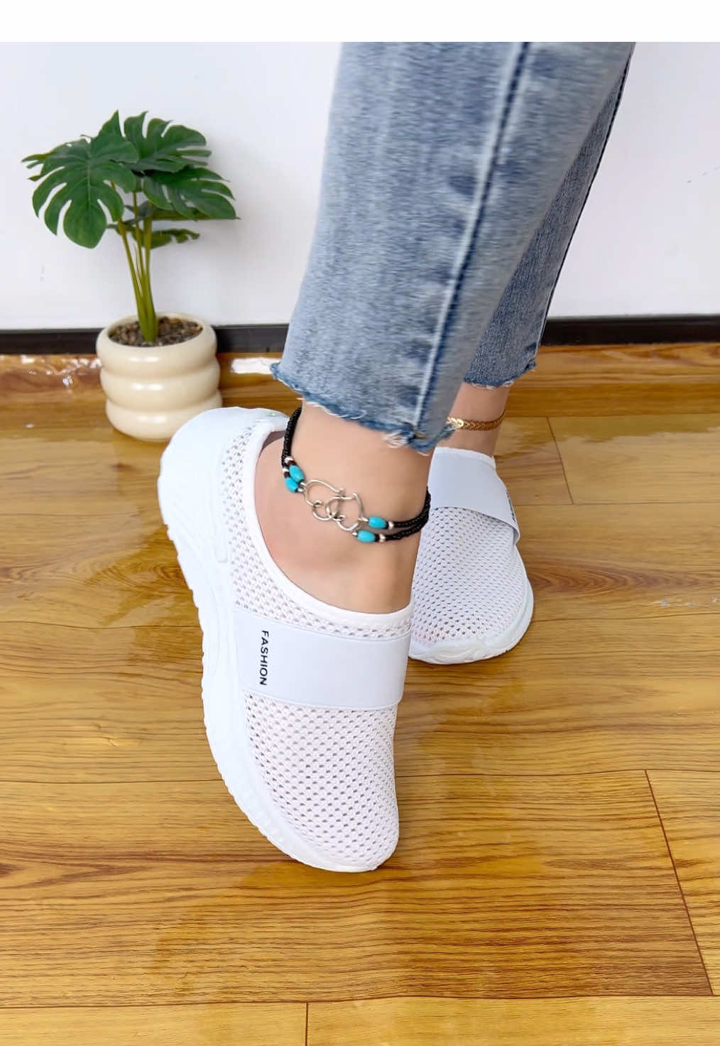 Breathable and lightweight slip-on#womenshoes #trendyshoes #viralshoes #spotlightfinds #tiktokmademebuyit #comfyshoes #tiktokshopcreatorpicks #SummerFashion #summershoes #womensandlas #walkingshoes #sliponshoes 