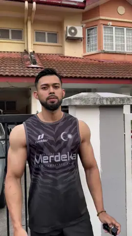 terima kasih untuk reviewnya khamil samat kita AKA abg sado! tngok guys even khamil samat pun dh try kita punya silver vanil tau. bau vanilla masculin yang unik dan bau ini hanya kita yng ada di dalam malaysia ya. so kalau korang nak tahu and curious macamna bau dia korang boleh try sendiri di bag kuning kita.. and stock kita tak banyak ya ada beberapa sahaja😁#fors #forsperfume #perfumemalaysia #my #fragrance #4u #fy 