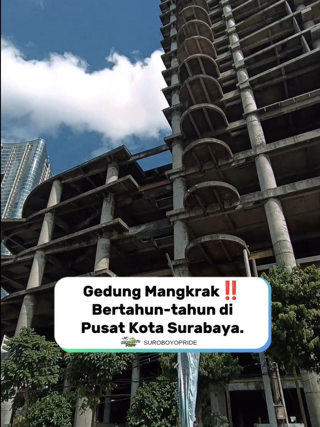 Gedung Mangkrak di Pusat Kota Surabaya‼️😱 Ada yang tau Gedung ini bekas apa? Follow @suroboyo.pride Semua Tentang Kota Surabaya & Sekitarnya. #suroboyopride #areksuroboyo #surabaya #surabaya24jam #surabayainfo #surabayaupdate #gedung #gedungterbengkalai #embongmalang #arekareksuroboyo #surabayapride #surabayahits #infosurabaya 
