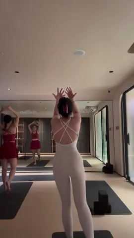 🌙 𝘜𝘯𝘸𝘪𝘯𝘥𝘪𝘯𝘨 𝘶𝘯𝘥𝘦𝘳 𝘵𝘩𝘦 𝘮𝘰𝘰𝘯𝘭𝘪𝘨𝘩𝘵. This night flow is my reminder to breathe deeply, move gently, and let go of everything I can’t control. #insideflow #yoga #olabenstudio