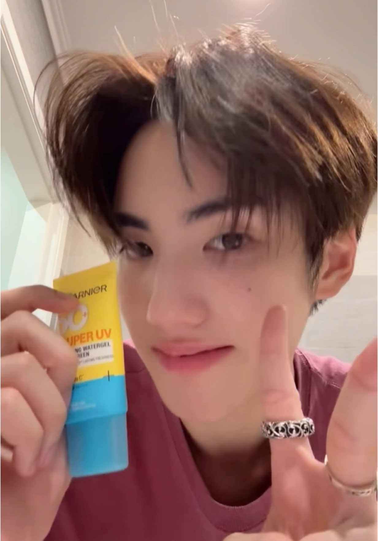 ก่อนออกจากบ้านอย่าลืมทากันแดดกันนะคับมิ๊ 💛🩵  Garnier Super UV Cooling Watergel กันแดดติดแอร์ ❄️✨ ที่ทาแล้วผิวเย็นทันที -2° สดชื่นนาน 8 ชม. ทุกคนลองใช้กันยังคับ กันแดดติดแอร์หลอดนี้ใช้ได้ทุกวันเลยนะค้าบบบบบ #PHUTATCHAI #GarnierUVCoolingxBUS #กันแดดติดแอร์ #กันเก่งเฟรชสุด #GarnierUVCooling #GarnierThailand #skincare