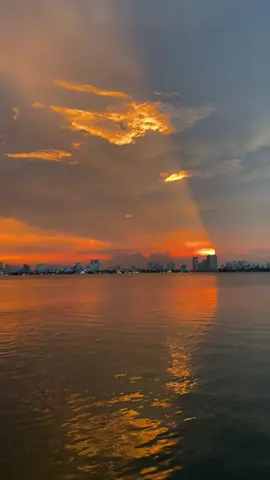 Chúng tôi đã dầm mưa 2 trận để được ngắm kì quan nàyyy #sunset #fy 