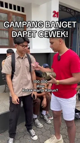 Jadi anak paling keren di sekolah cuma modal iPhone harga 25 ribuan? . . @SilverQueen Indonesia @Alfamart #SilverQueenSchoolStar #SeruMaksimal 