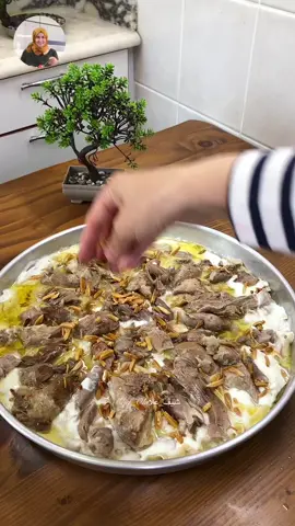 #فتة_موزات #فتة_موزات_غنم #فتة_لحم #كل_عام_وانتم_بخير #تابعوني_وصلوني500k   . . المكونات : 2كيلو موزات بعضم  5 رغيف خبز  1/2كيلو لبن  مرق اللحم  راس ثوم  50 غ سمنة  لوز مقطع للزينة