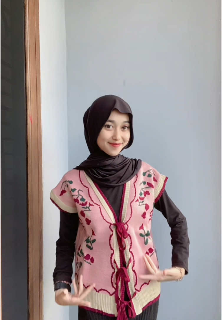 Ves New colection 😍#outfitgemes #fashionwanita #koreanstyle #fypシ゚ #sweterviral #bajuviral #promomakangajian #ideoutfit #atasan #fyppppppppppppppppppppppp #rajut #murah #ootdhijabstyle #OOTD #ootdfashion #rajutlucu #vest 