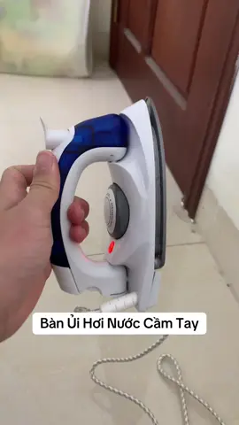Bàn là hơi nước cầm tay mini – nhỏ gọn, tiện lợi, làm phẳng quần áo nhanh chóng chỉ trong vài phút. Dễ mang theo khi du lịch, công suất mạnh, ủi được nhiều loại vải. Thiết kế hiện đại, dễ sử dụng cho mọi gia đình. #banuihoinuoc #banuicamtay #banuihoinuoccamtay #banlahoinuoc 