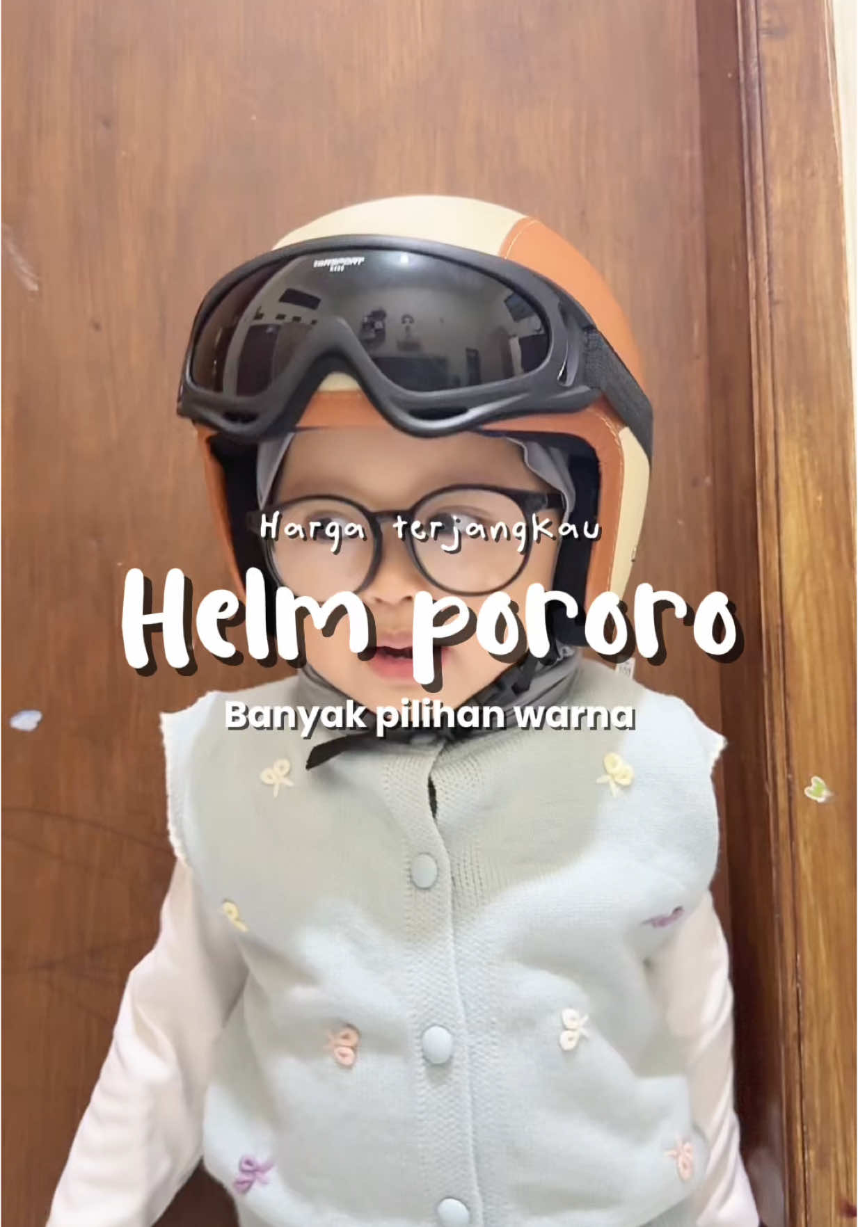 Membalas @fandra Alhuda kaca diatas helmnya itu bisa dipake bisa tidak ya kak, tapi kalo fayra lebih suka kacanya dinaikkan, terus dia pake kacamata sendiri… 