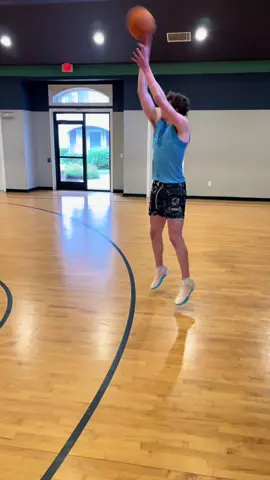 Btw the Legs Float 3pt! Watch the Lunge and Balance! #fyp #basketball #viral #teaching #footwork #unforgivinghoops #uhfam #basketballtraining #jumpshot 