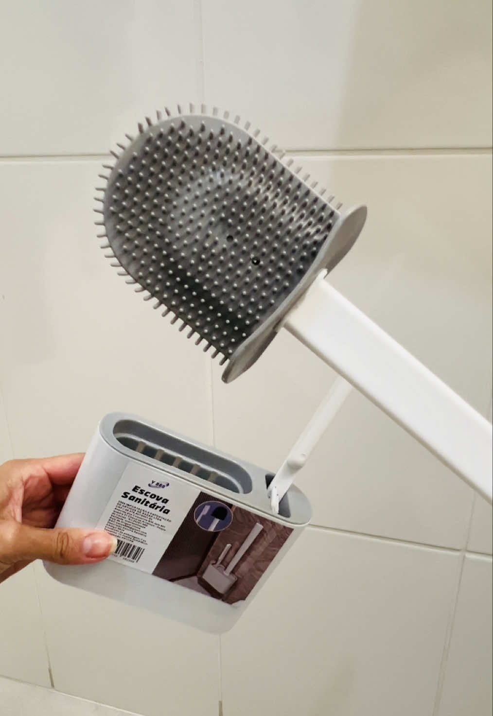 Amei essa escova de silicone para vaso sanitário! Prática, discreta e limpa muito mais! #dicasdecasa #escovasilicone #limpezabanheiro #limpeza 