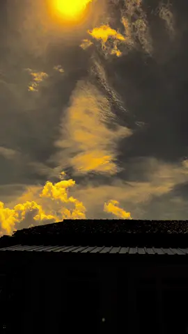 إذا غربت الشمس لغروب جميل, فسوف أتراجع من أجل ابتسامتك الحلوة. “jika matahari terbenam demi senja yang indah,maka aku akan mundur demi senyummu yang manis