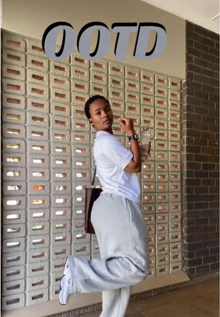 Keep it comfy and casual #ootdinspo #ootdhijab #creatorsearchinsight #fashiontutorial #fypシ゚ #sweatpants #wintervibes #casualoutfits 